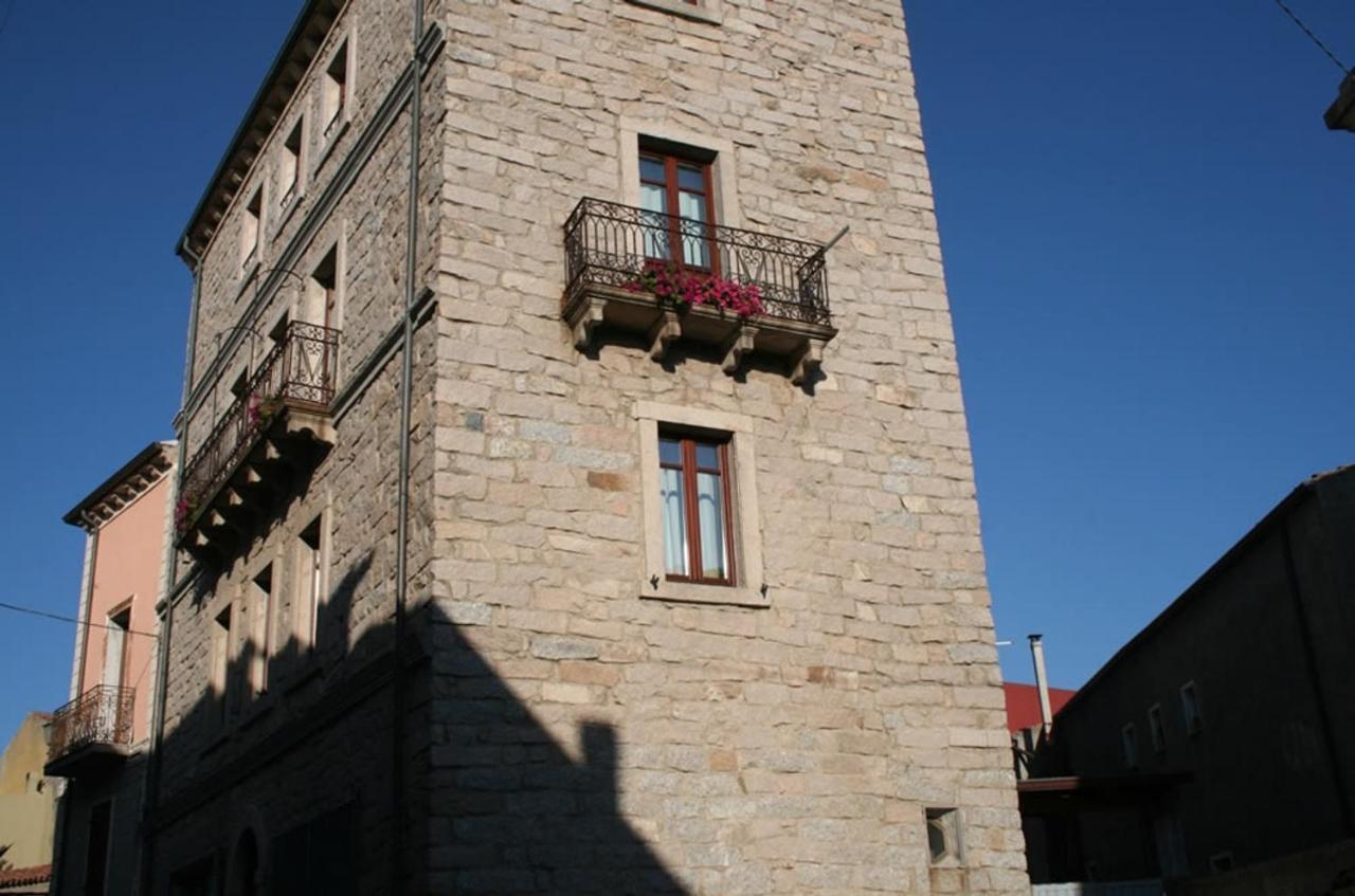 Guest House Le Gemelle Luras Exterior foto
