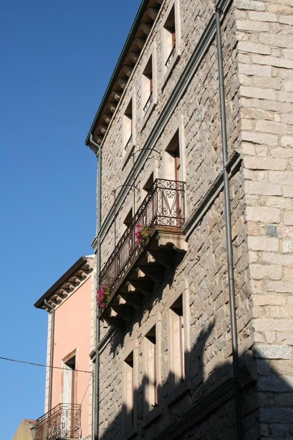 Guest House Le Gemelle Luras Exterior foto