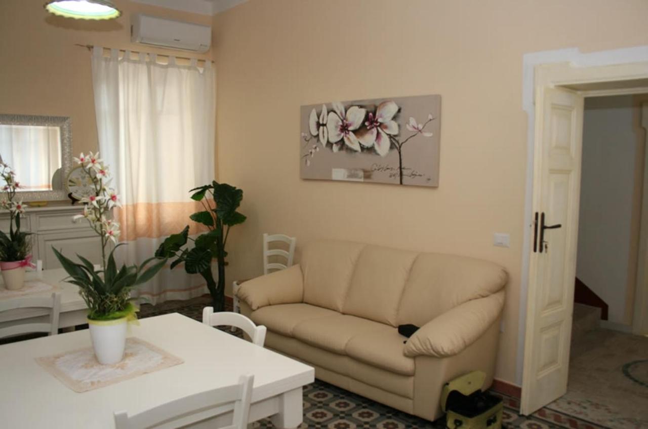 Guest House Le Gemelle Luras Exterior foto
