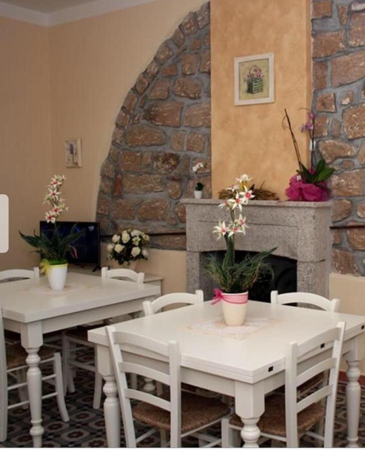 Guest House Le Gemelle Luras Exterior foto